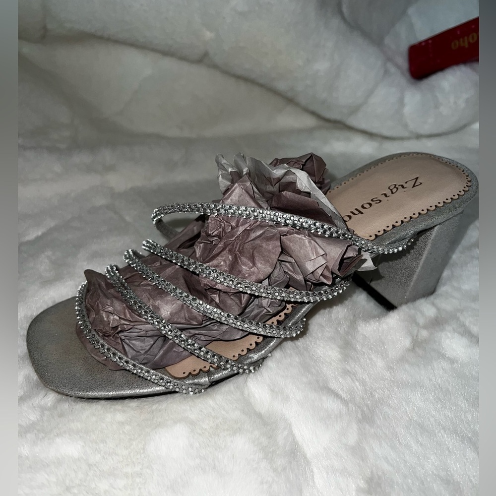 FREE w/purchase ๐ Silver Heels with Diamonds size 8.5 - Picture 3 of 7